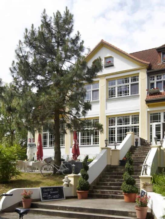 Hotel-Idyll-am-Wolgastsee-Treppe-mit-Fahrradstellplatz