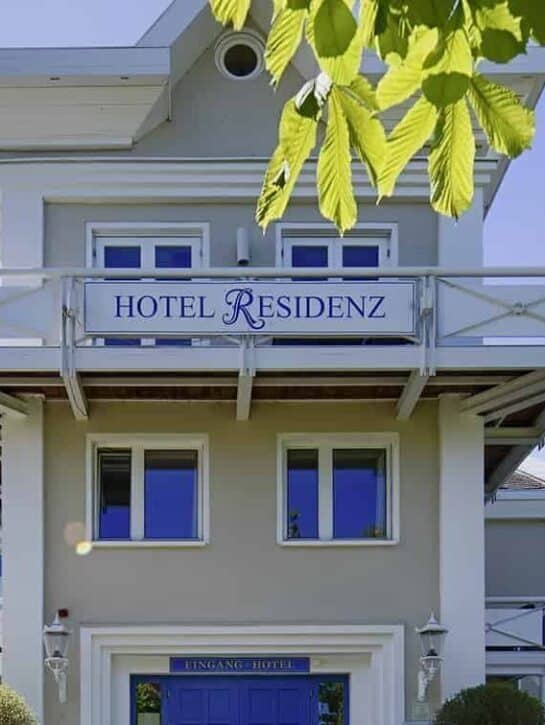Hotel-Residenz-an-einem-herrlichen-Sommertag-von-vorne
